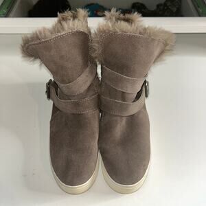 J/Slides NYC Faux Fur Lined Suede Wedge Boots Women’s Size 6 Taupe Zip Strap